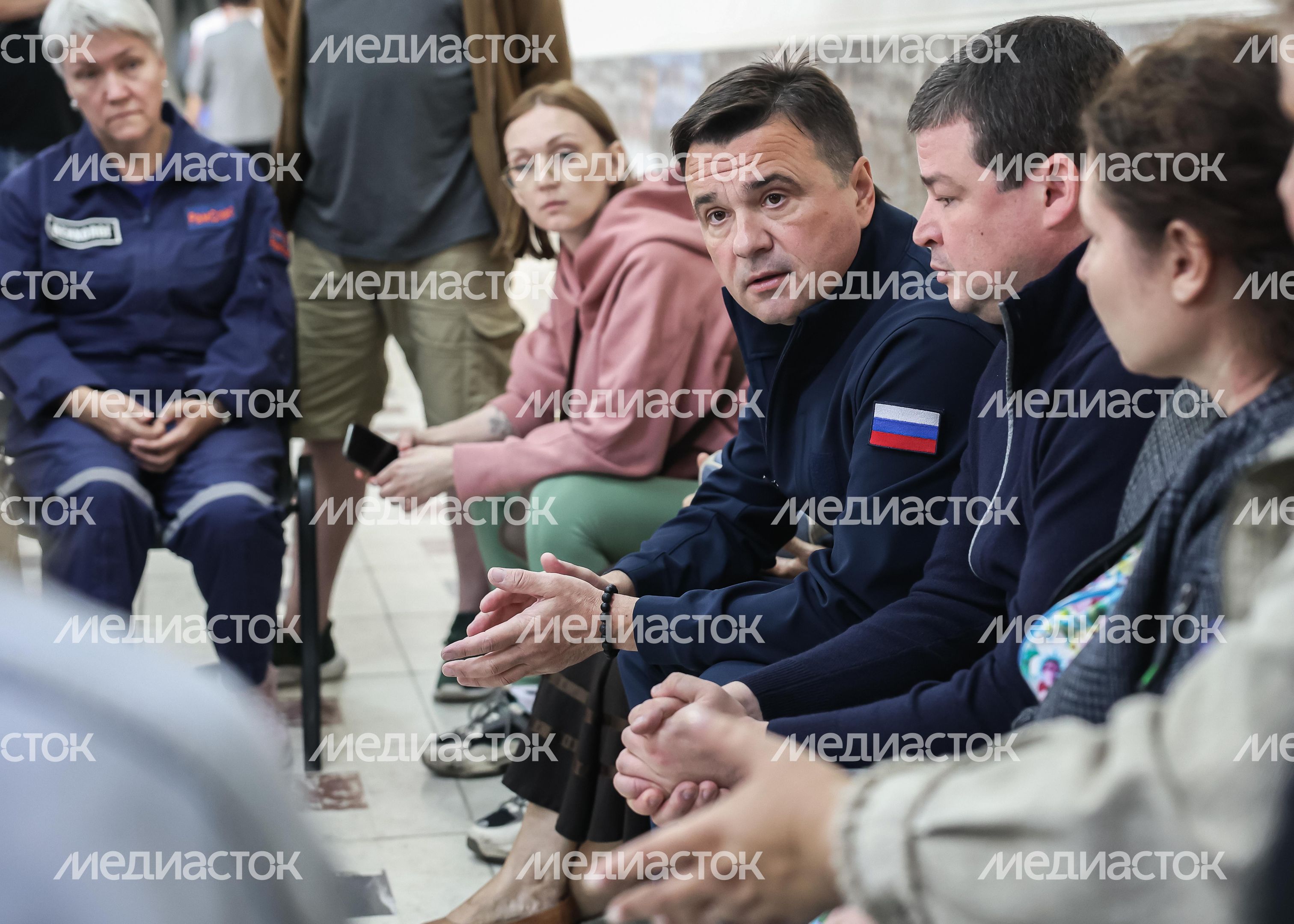 Андрей Воробьев встретился с жителями домов, поврежденных при атаке БПЛА