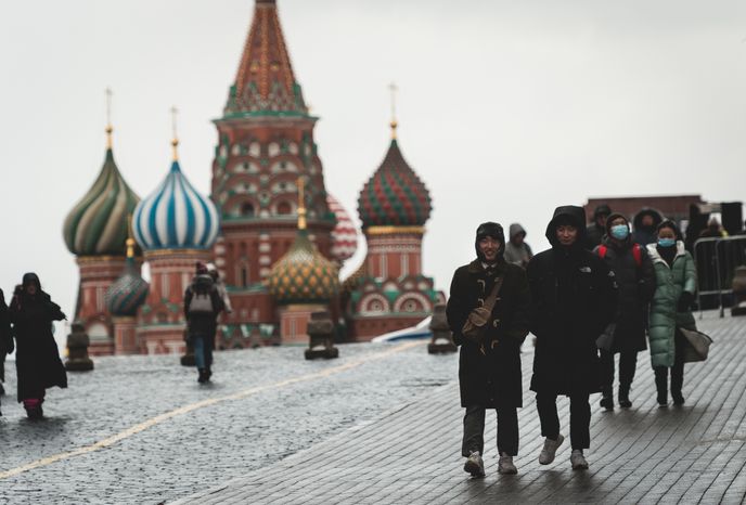 Люди в масках в период эпидемии коронавируса