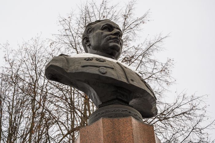 Бюст дважды Героя Советского Союза В.А. Зайцева в сквере его имени в Коломне