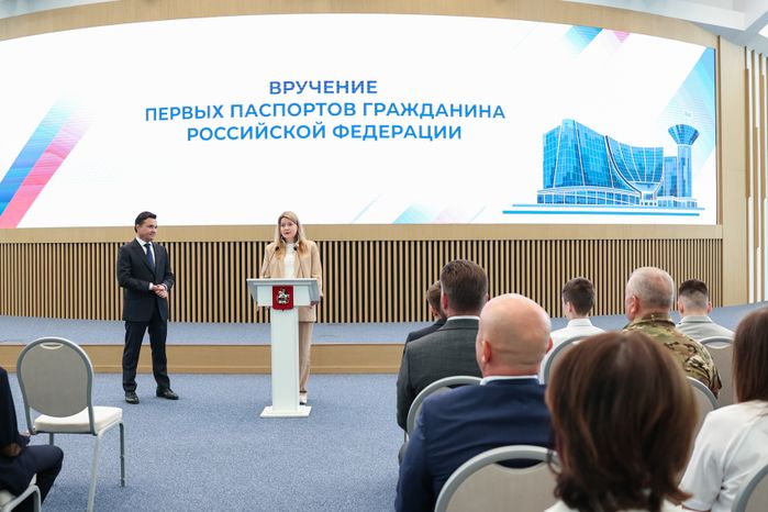 Андрей Воробьев вручил паспорта юным жителям Подмосковья