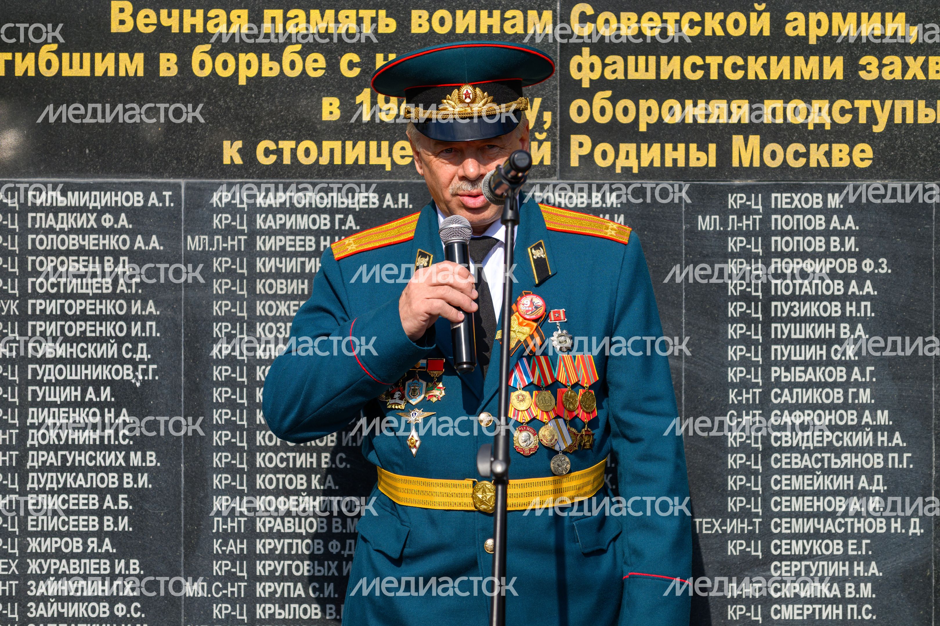 Возложение цветов у мемориала Великой Отечественной войны в Яхроме Возложение цветов у мемориала Великой Отечественной войны в Яхроме