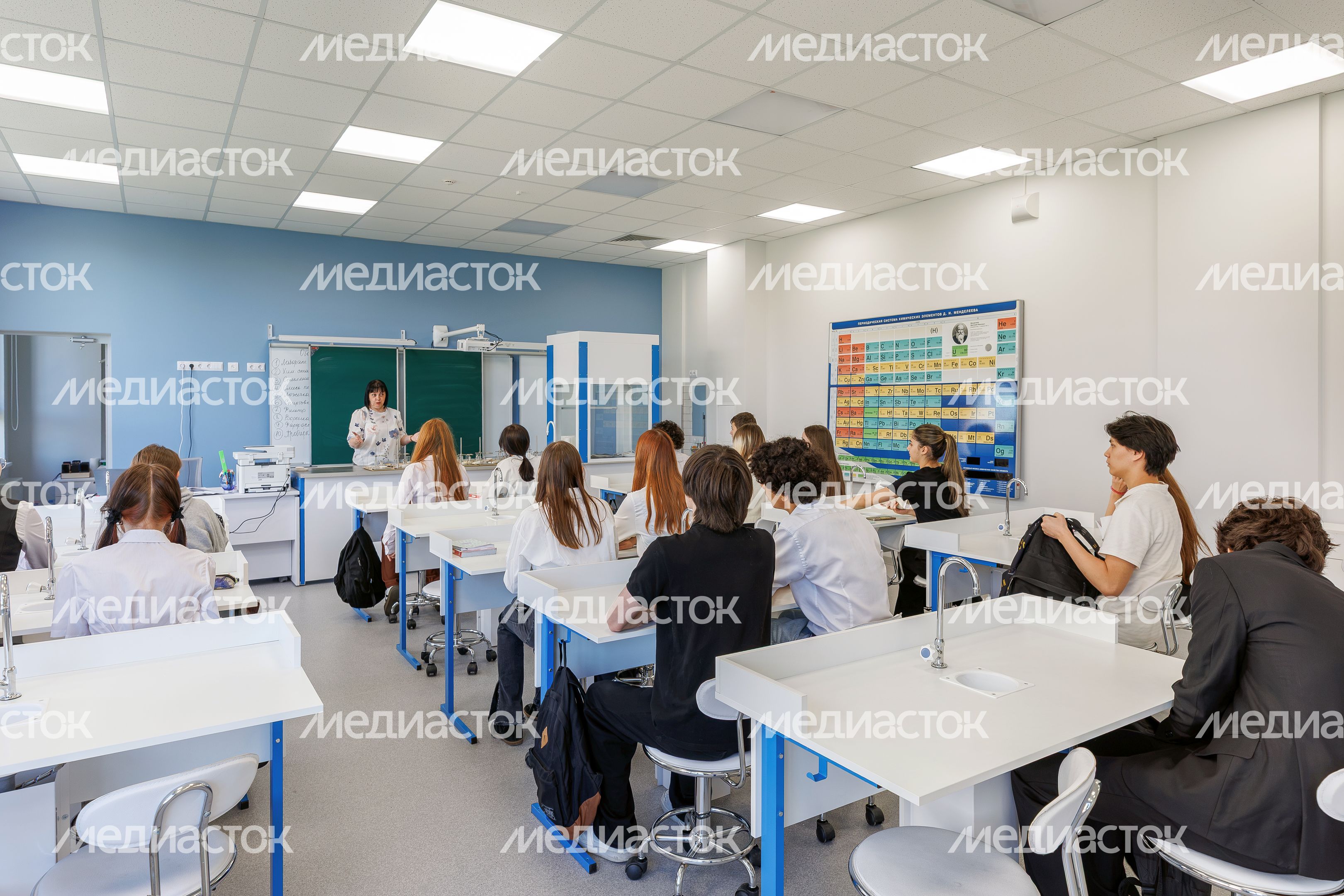 Урок химии для старшеклассников в новой средней школе №20 на 1100 мест в микрорайоне Подрезково города Химки