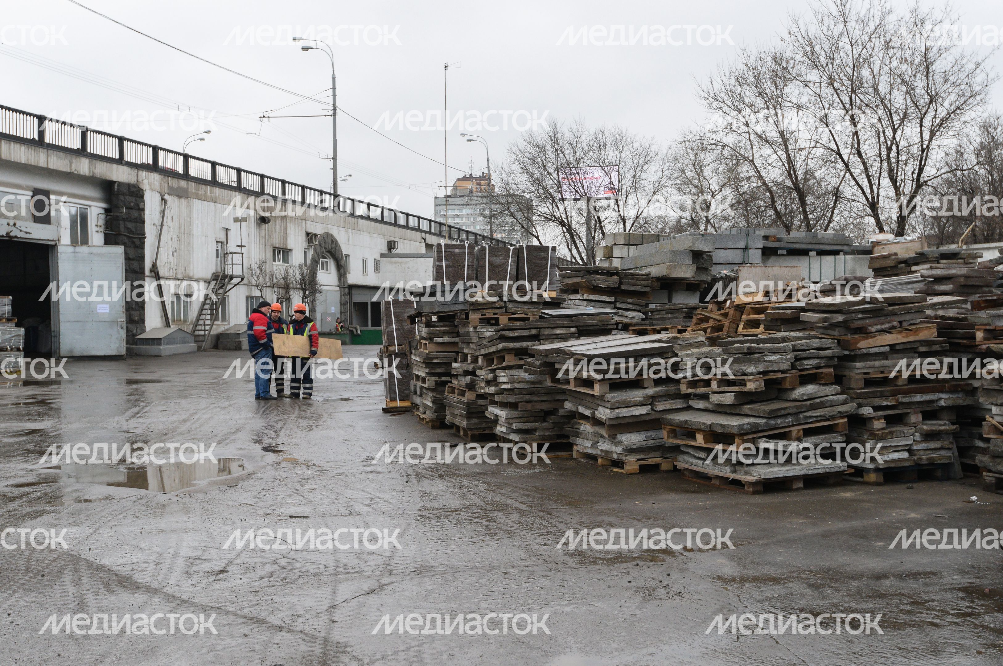 Процесс обработки гранитного камня специалистами ГБУ «Гормост» для облицовки стен подземных пешеходных переходов в Москве