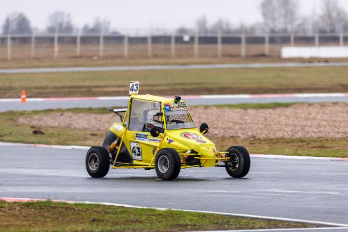 Детский заезд на мини-багги на гоночной трассе ADM Raceway в Мячково