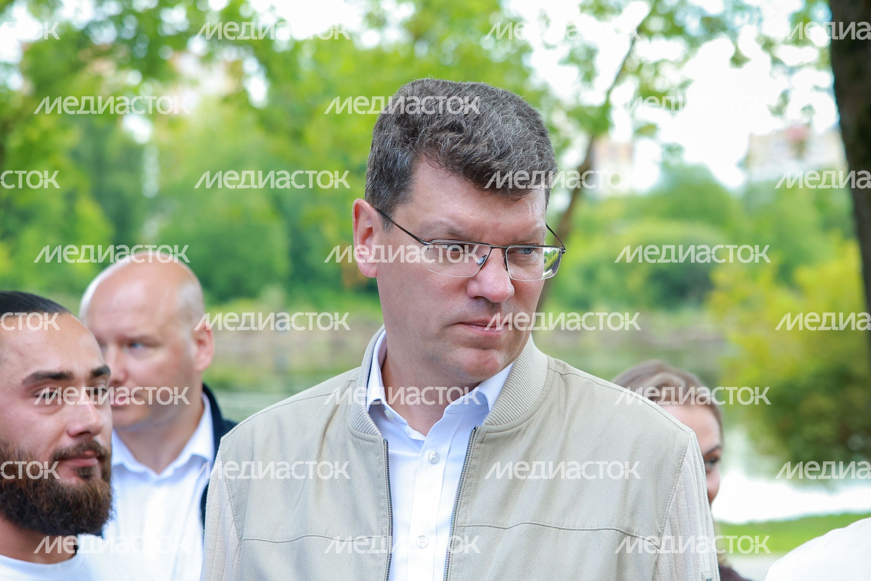 Денис Кравченко проверил ход благоустройства набережной пруда "Москвич" в Лобне
