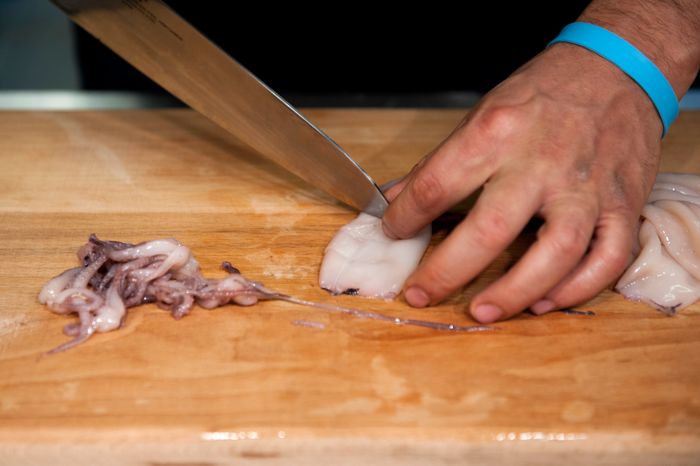 Приготовление салата с кальмарами и овощами на гриле