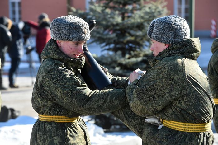 Подготовка военнослужащих отдельного комендантского Преображенского полка к военному параду на Красной площади