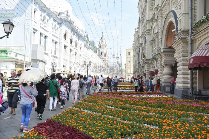 Юбилейный фестиваль цветов в ГУМе в Москве