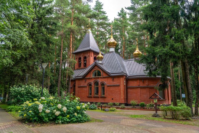 Храм святых благоверных князя Петра и княгини Февронии Муромских в парке культуры и отдыха «Елочки» в Домодедово