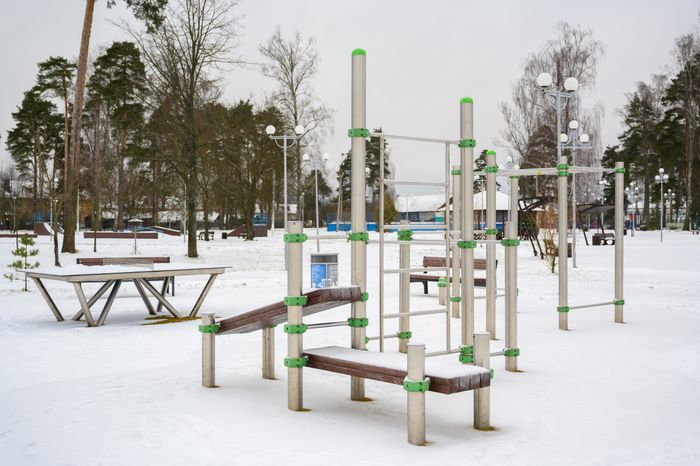 Спортивная площадка в городском парке культуры и отдыха Электрогорска Павлово-Посадского округа зимой
