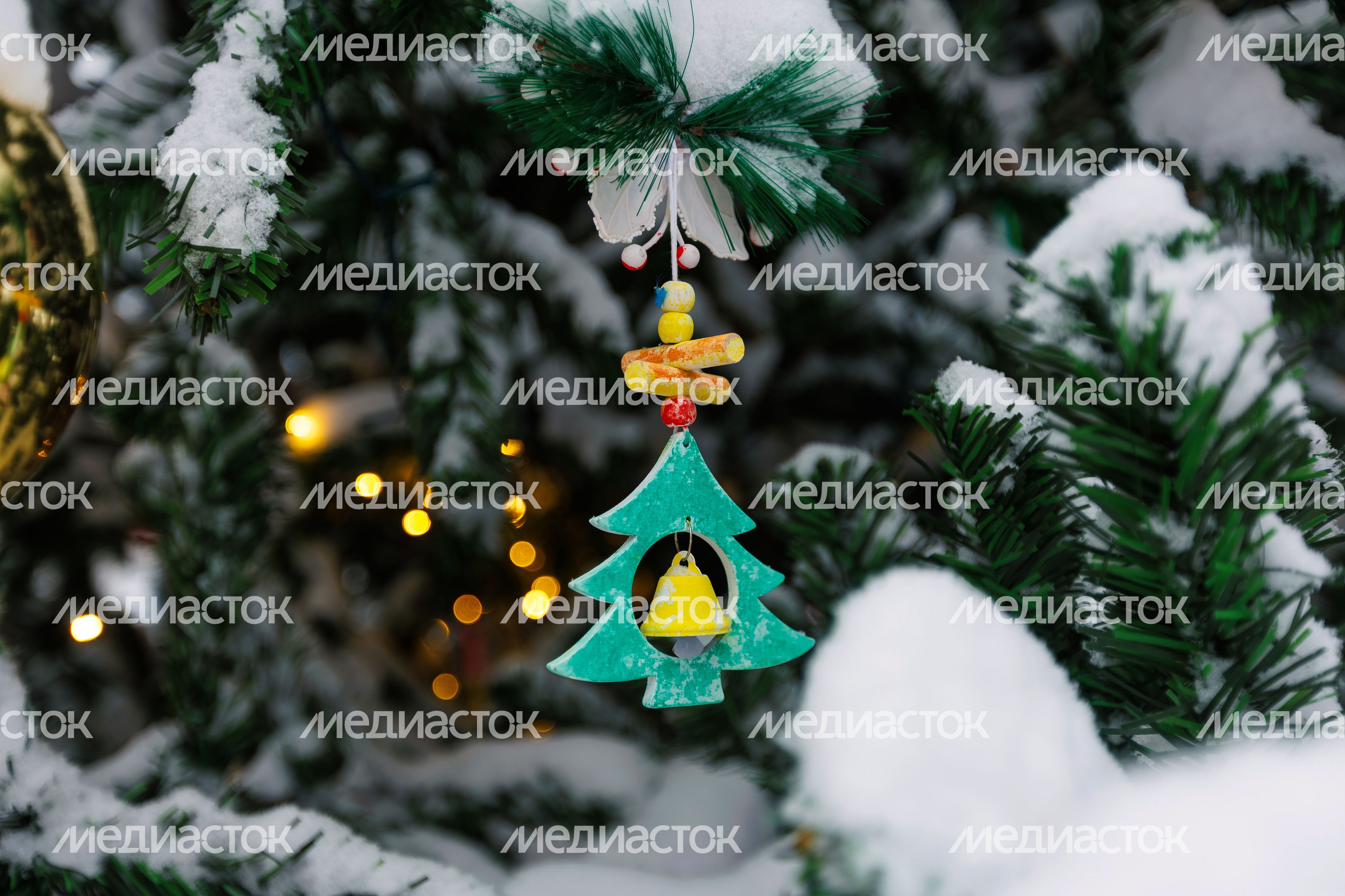 Новогодняя игрушка на елке в Лосино-Петровском парке Новогодняя игрушка на елке в Лосино-Петровском парке