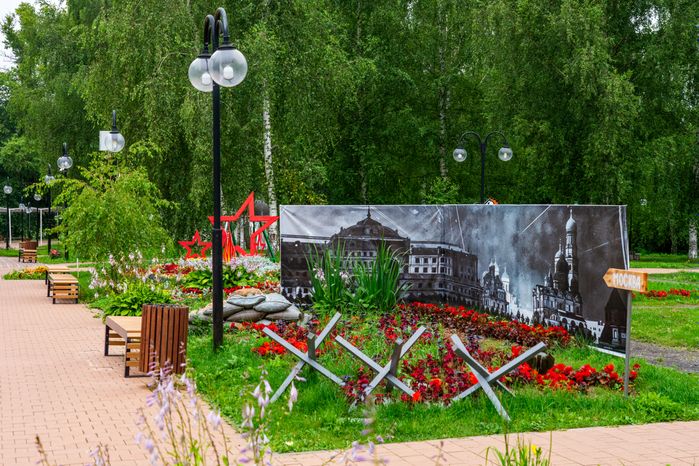 Клумба посвящена городу-герою Москва на фестивале флористики и дизайна «Вальс цветов» в Сестрорецком парке города Клин
