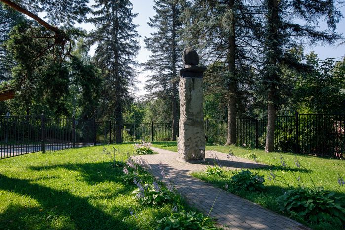 Памятник матросу Железняку в селе Федоскино округа Мытищи
