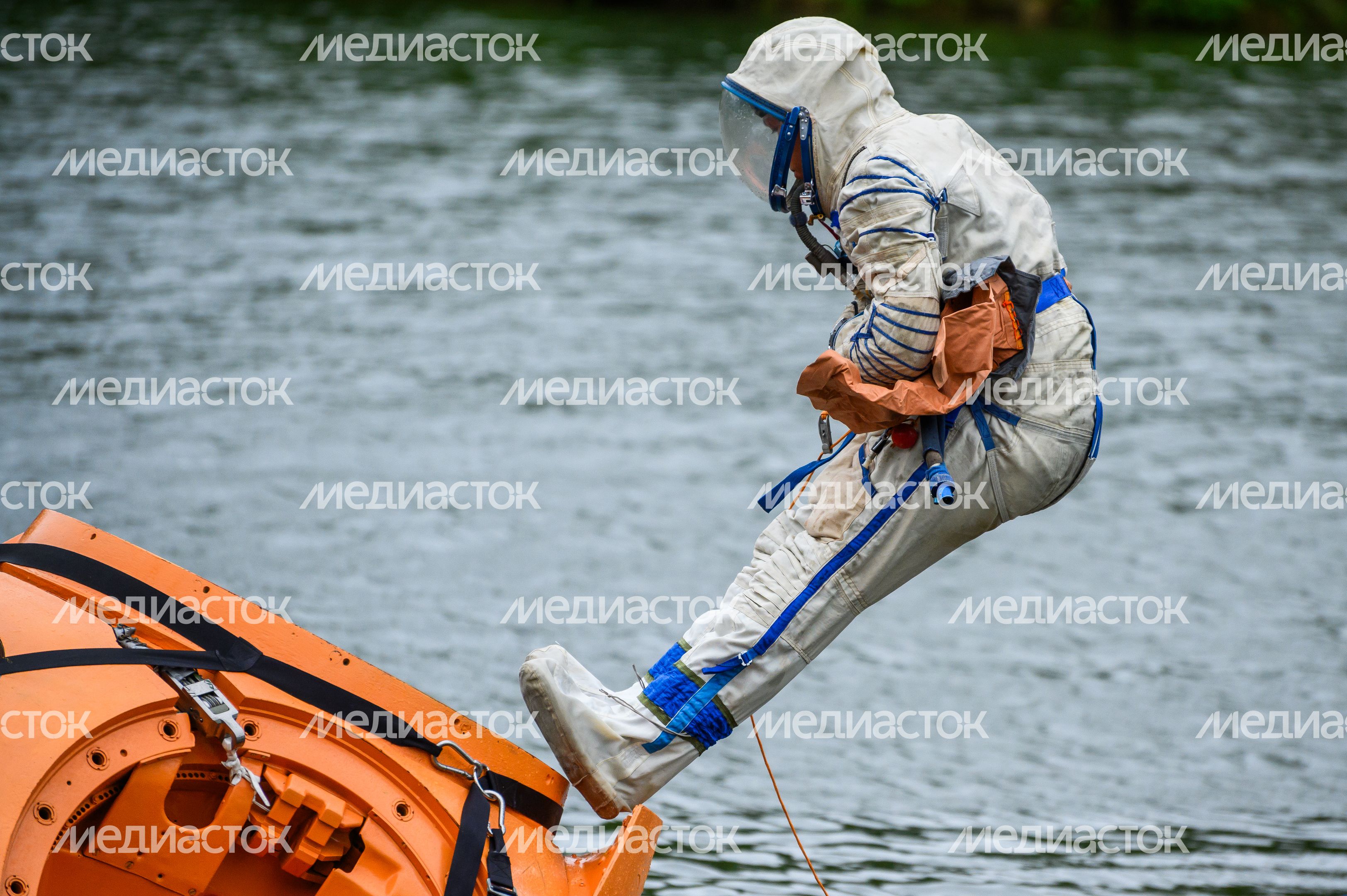 Тренировка космонавтов по действиям после посадки на воду в Ногинске