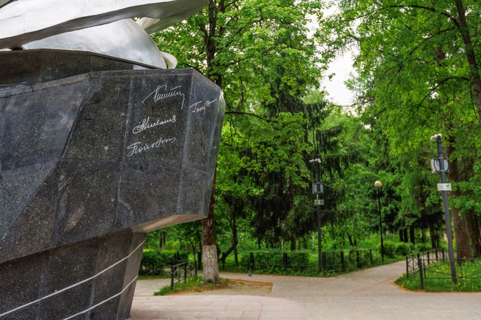 Монумент «Слава покорителям космоса» в поселке Монино округа Щелково