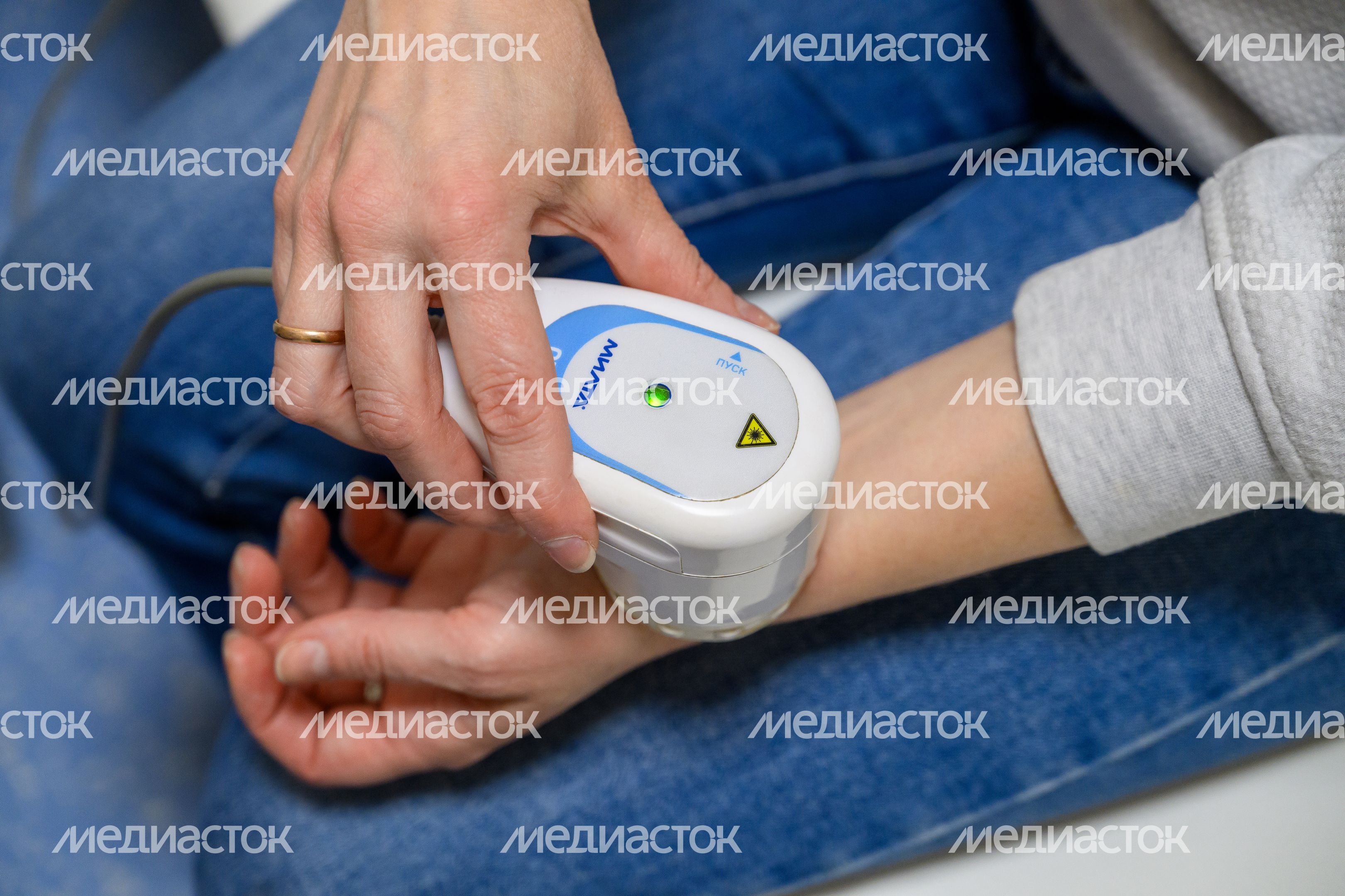 Пациент в кабинете физиотерапии в поликлинике поселка Октябрьский округа Люберцы Пациент в кабинете физиотерапии в поликлинике поселка Октябрьский округа Люберцы