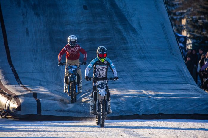 Зимний фристайл-мотокросс от команды FMX13 в Одинцово