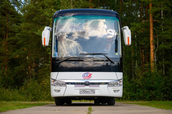 Автобус Центра подготовки космонавтов привез космонавтов на тренировку по действиям после посадки на воду в Ногинске