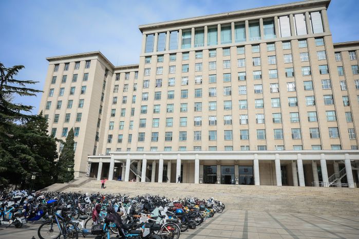 Посещение университета и школы Цинхуа в Пекине Губернатором Подмосковья