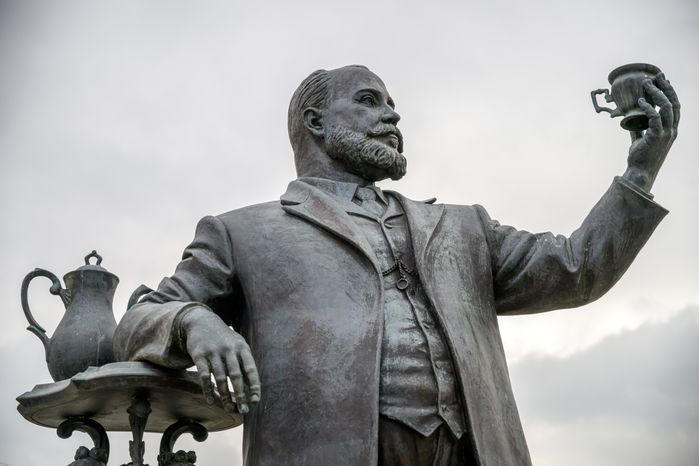 Памятник российскому промышленнику Матвею Кузнецову в Ликино-Дулево