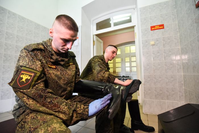 Подготовка военнослужащих отдельного комендантского Преображенского полка к военному параду на Красной площади