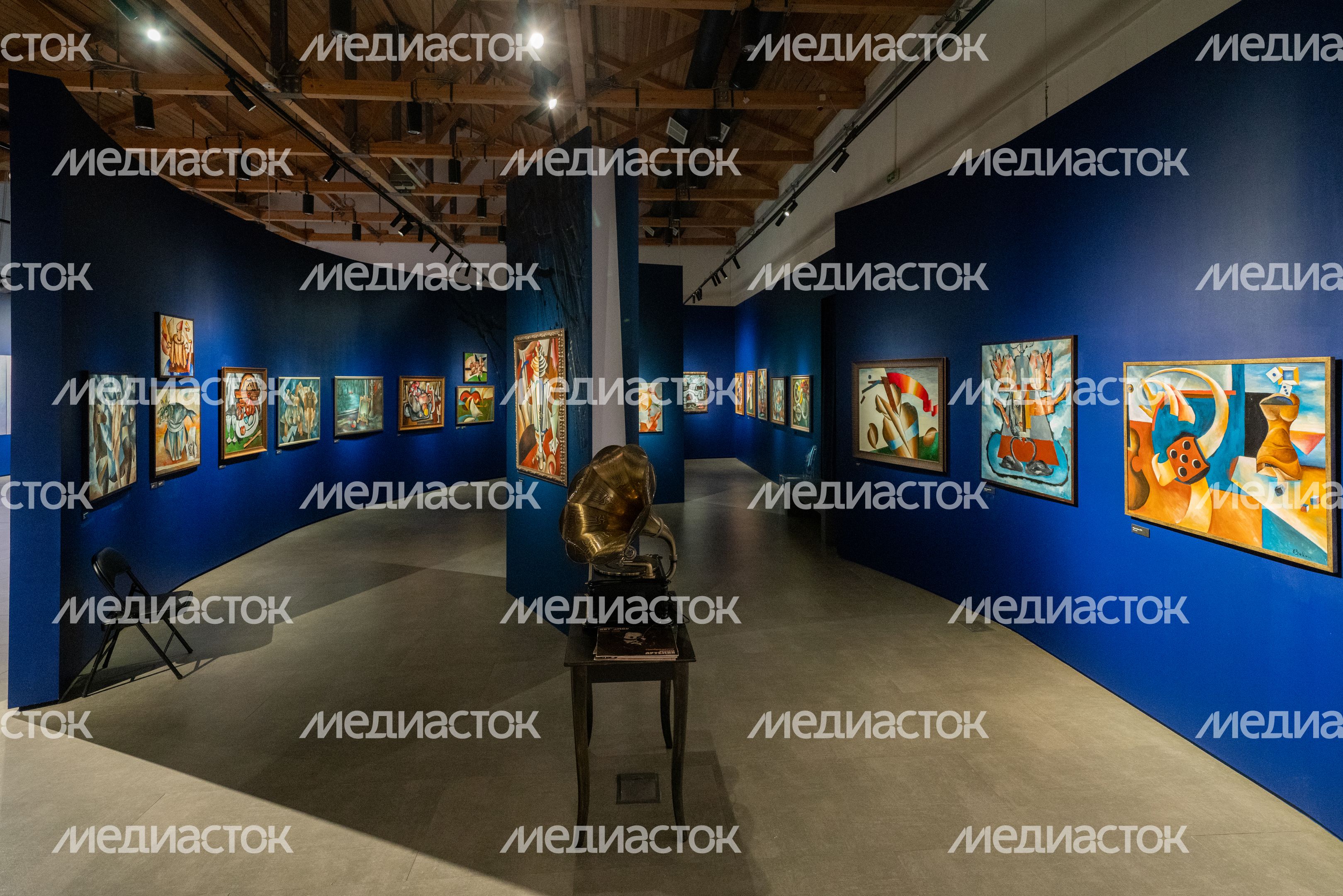 Искусство авангарда в картинах художника Евгения Зевина на выставке «Никологорские фантазии» в Звенигородском манеже Искусство авангарда в картинах художника Евгения Зевина на выставке «Никологорские фантазии» в Звенигородском манеже