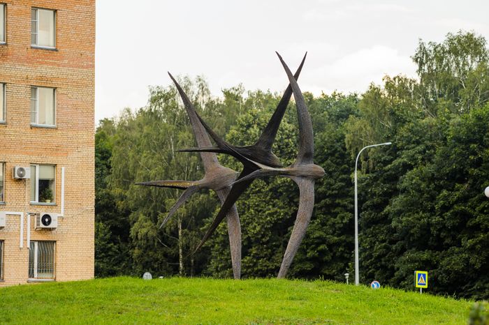 Черноголовка. Скульптура «Стрижи»
