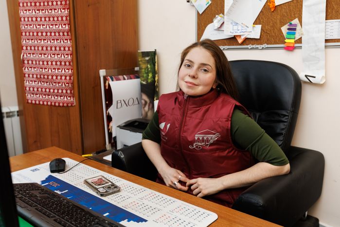 Сотрудники Дворца культуры «Видное» Ленинского округа в брендированной одежде проекта «Умный ДК»