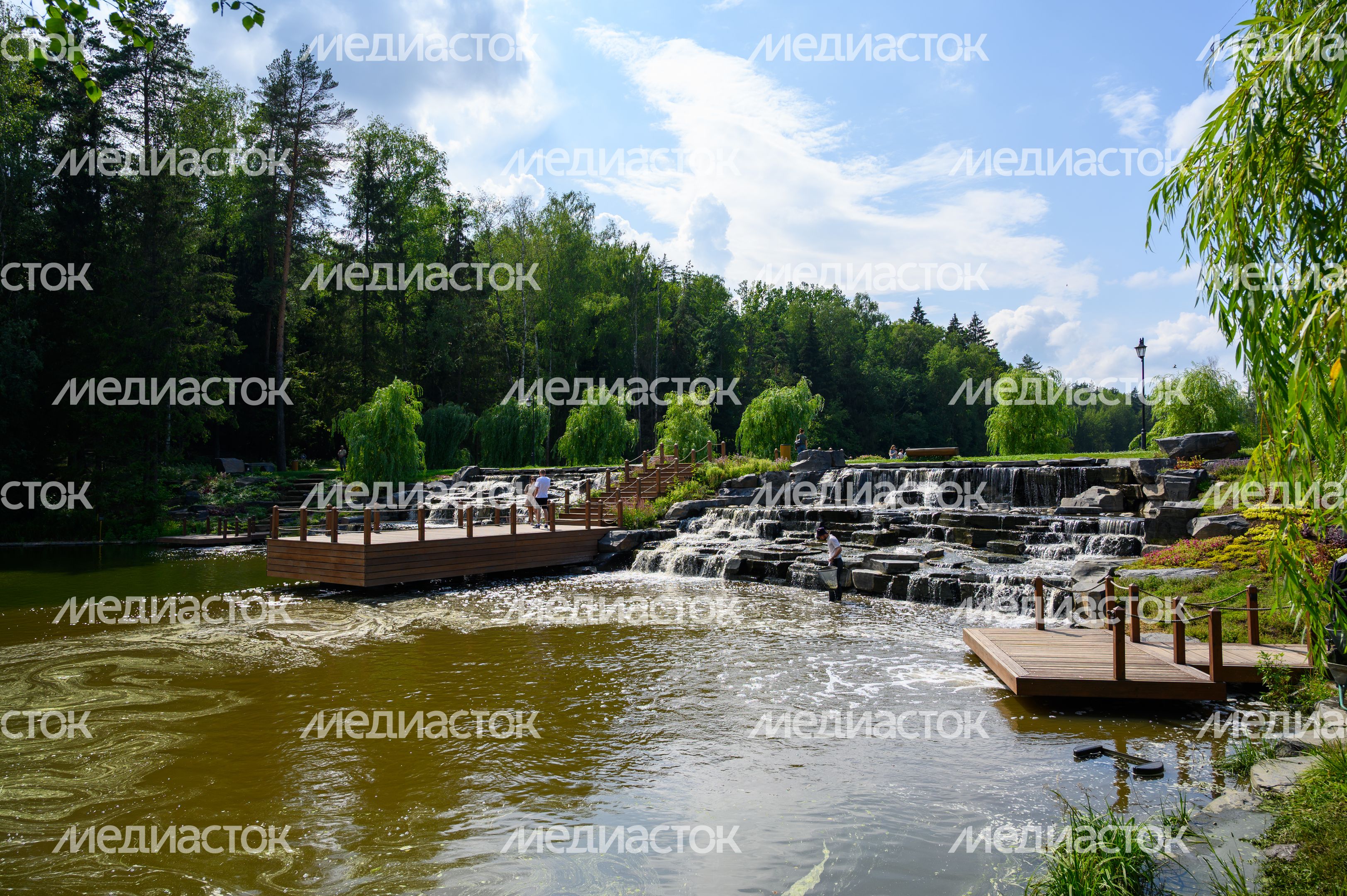 Водопад в лесопарке «Ближняя дача» в Мытищах