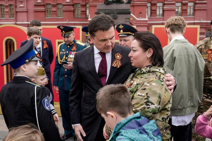 Андрей Воробьев вместе с героями СВО и детьми возложил цветы к Вечному огню у стен Кремля