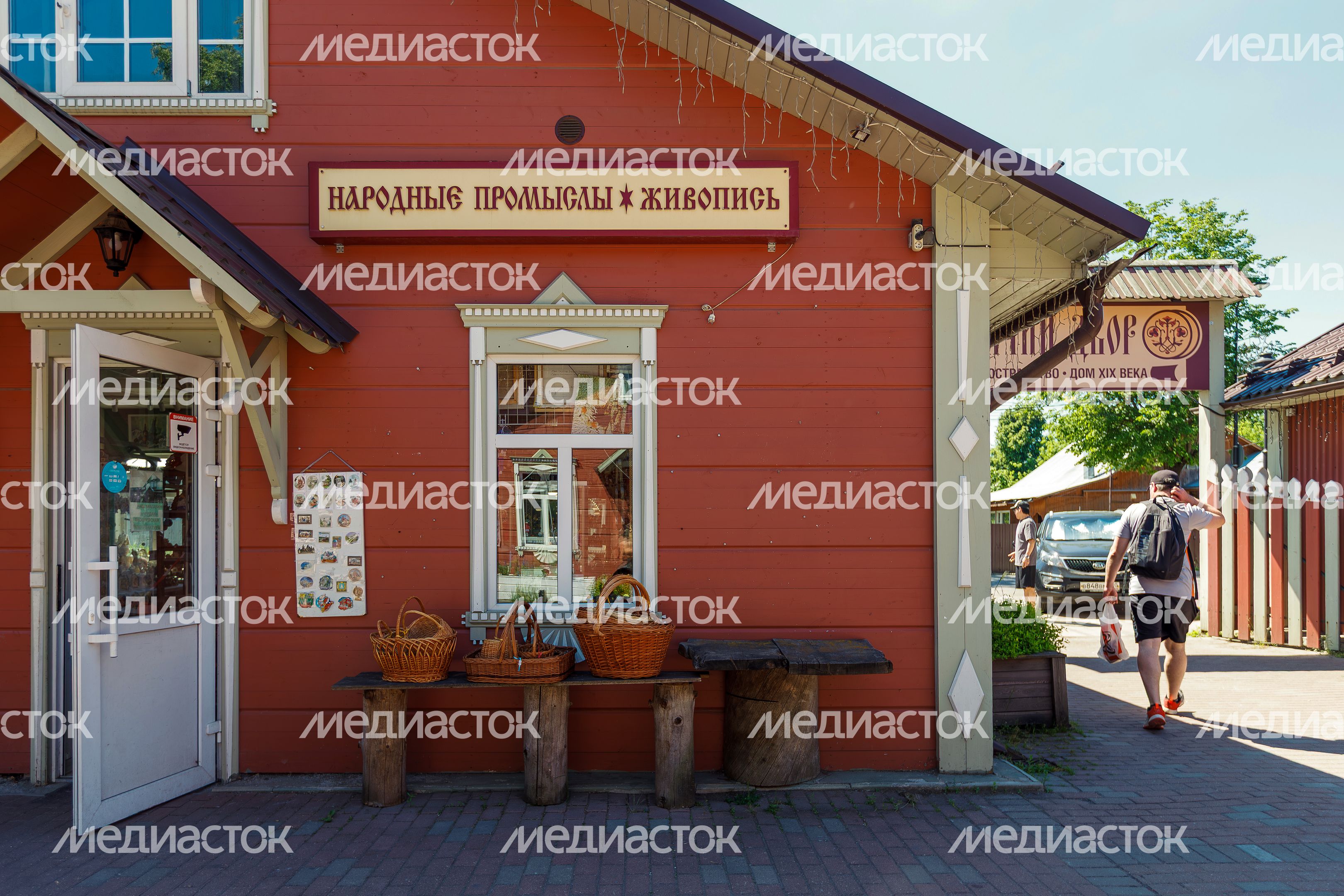 Летние виды улицы Московской со старинными домами в Звенигороде Летние виды улицы Московской со старинными домами в Звенигороде