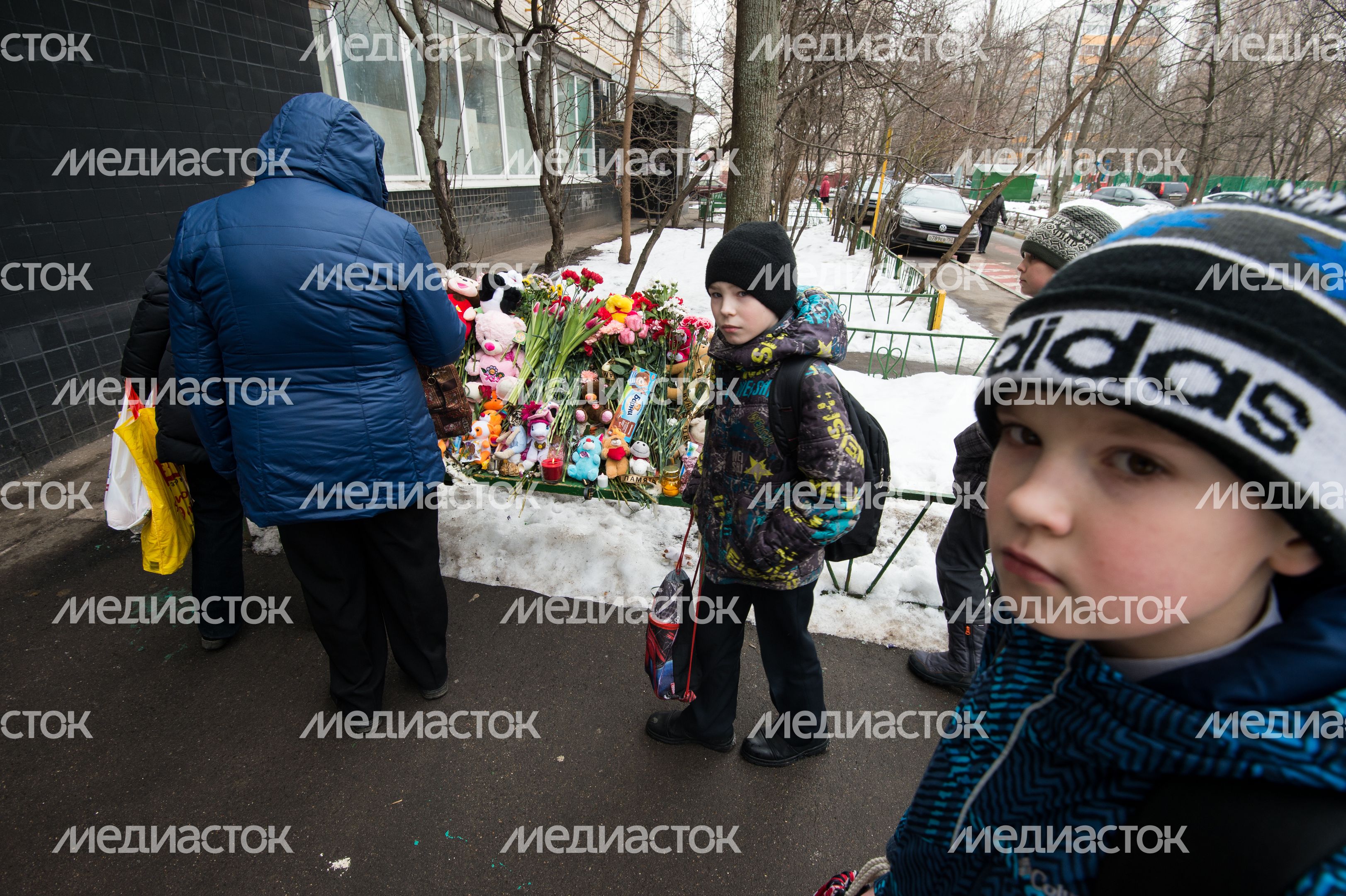 Мемориал из цветов и игрушек в честь погибшей девочки в Москве