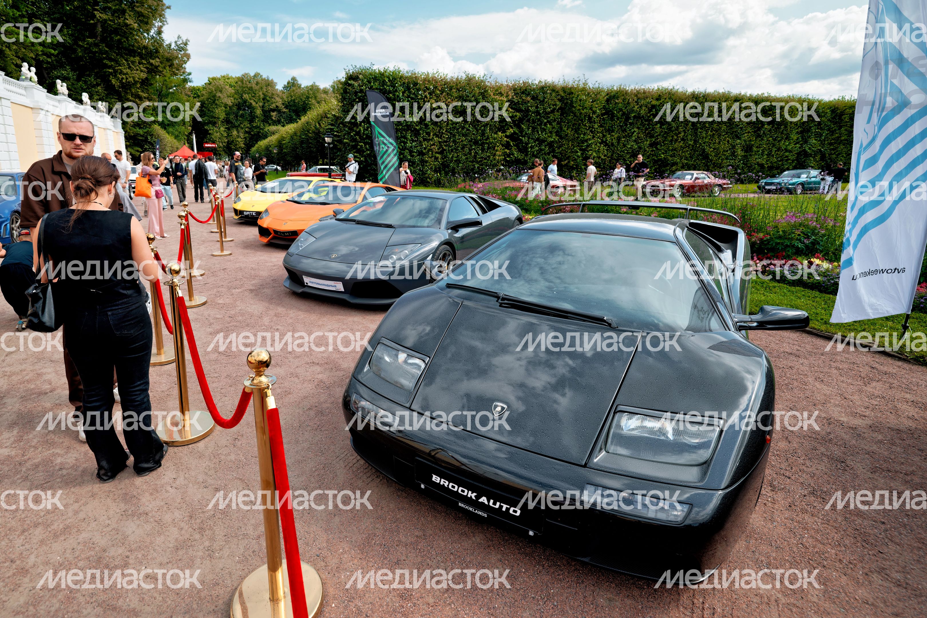 Ретроавтомобили и суперкары на автофестивале «Автовыходные в Архангельском» в округе Красногорск