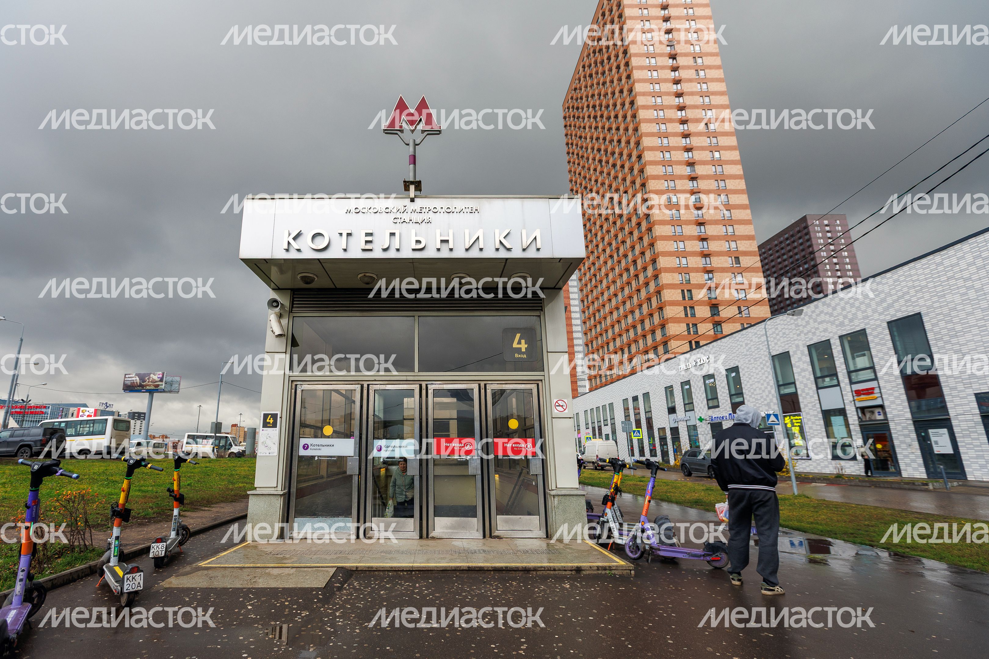 Вход в метро Котельники осенью Вход в метро Котельники осенью