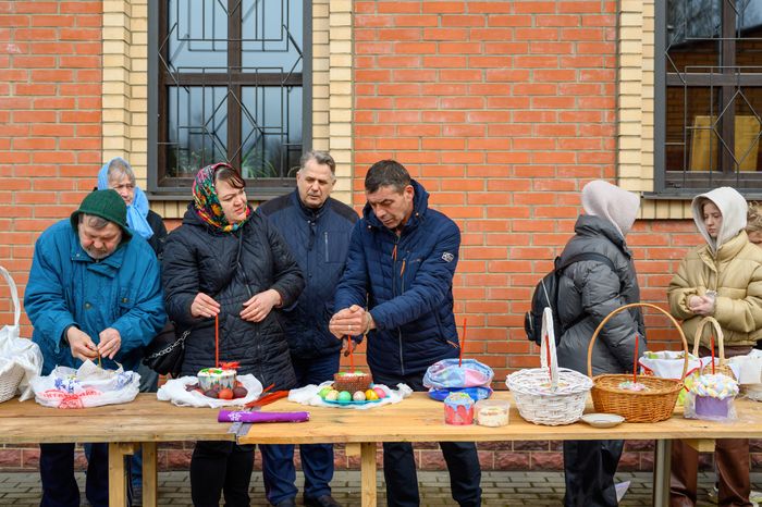 Освещение куличей в праздник Пасхи в храме Неопалимая Купина в Востряково округа Домодедово