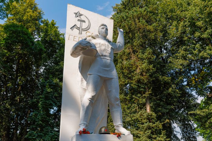 Памятник воинам, павшим в годы Великой Отечественной войны, от жителей города Электроугли в сквере Победы