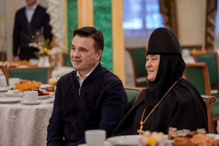 Андрей Воробьев поздравил с Новым годом воспитанниц детского приюта при Покровском монастыре