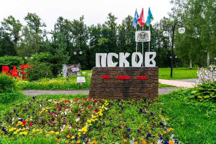 Клумба посвящена городу воинской славы Псков на фестивале флористики и дизайна «Вальс цветов» в Сестрорецком парке города Клин