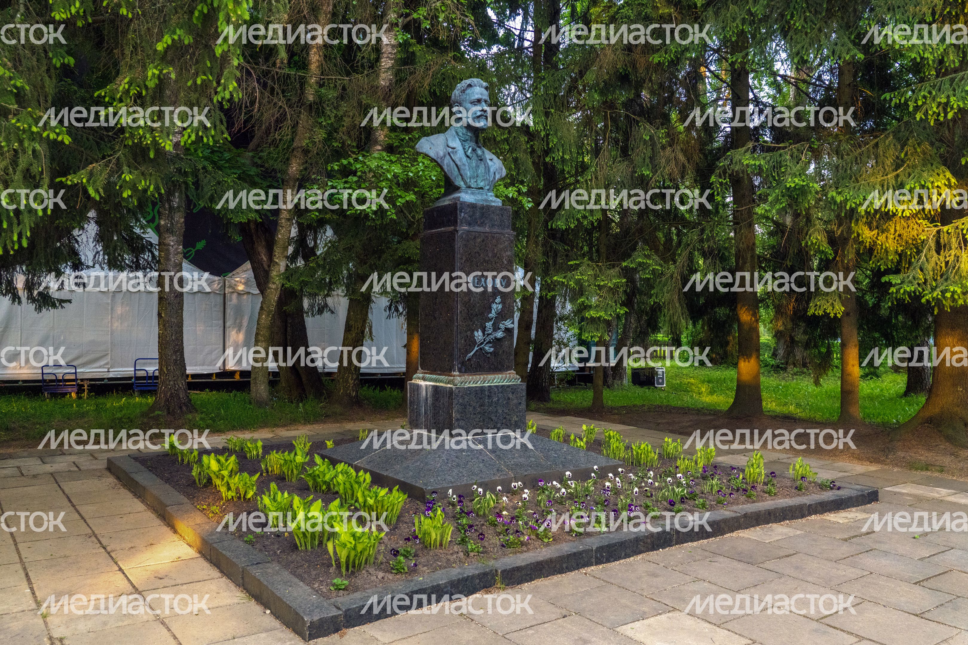 Памятник писателю А.П. Чехову в музее-заповеднике А.П. Чехова «Мелихово» 2026 Памятник писателю А.П. Чехову в музее-заповеднике А.П. Чехова «Мелихово» 2026