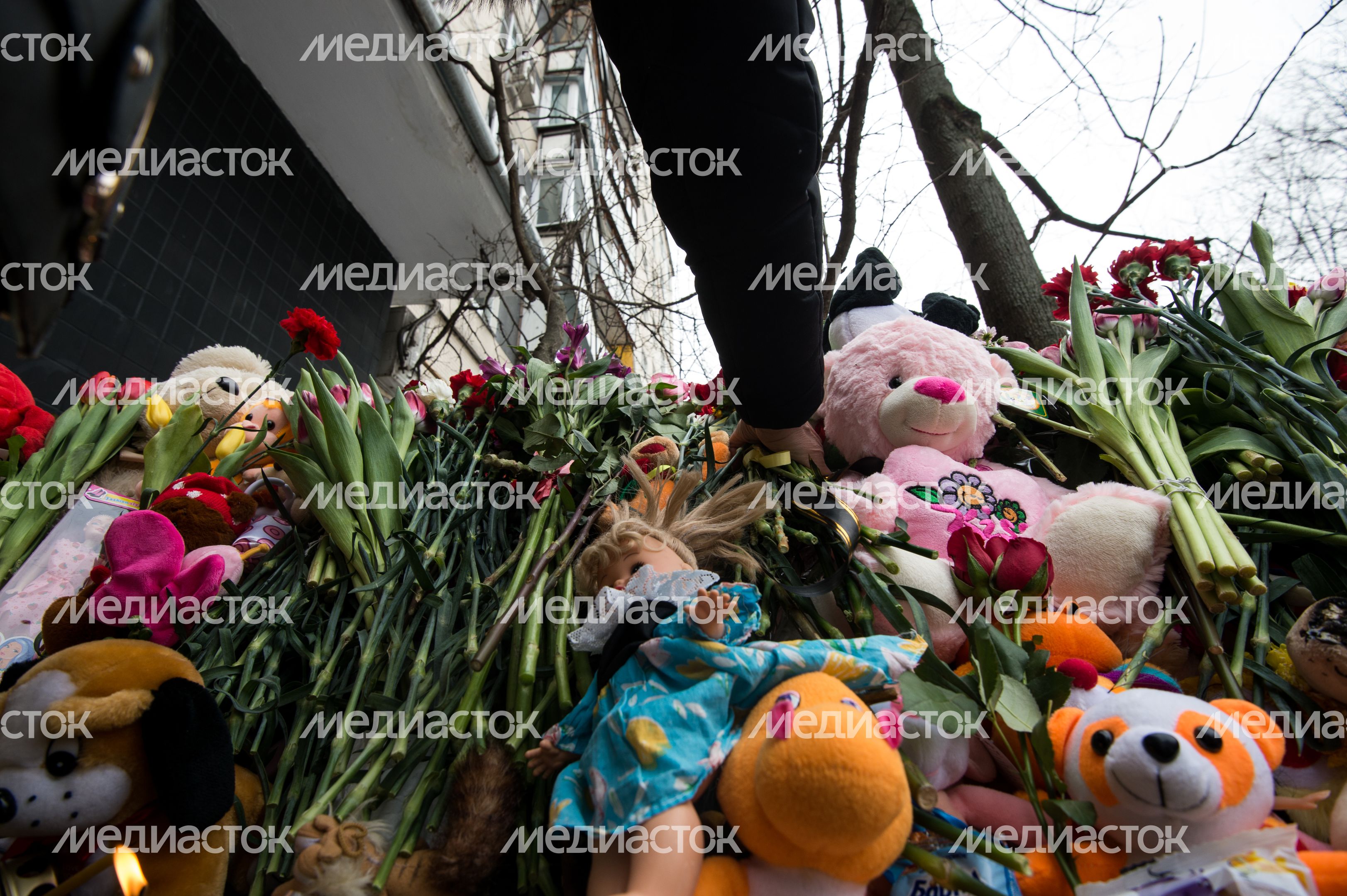 Мемориал из цветов и игрушек в честь погибшей девочки в Москве