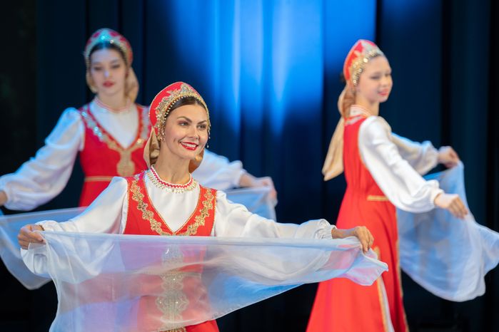 Танцы народов России на сцене ДК «Подмосковье» в Красногорске на фестивале ко Дню народного единства