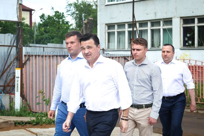 Губернатор осмотрел ход строительства пристройки на 400 мест к школе в Королеве