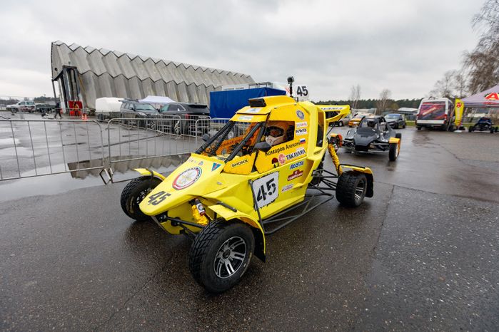 Детский заезд на мини-багги на гоночной трассе ADM Raceway в Мячково