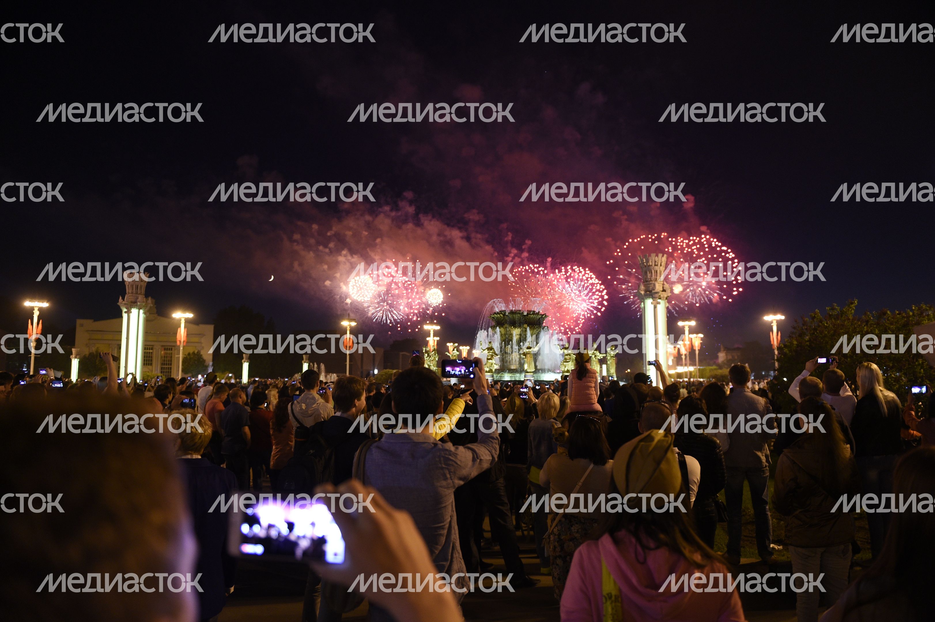 Салют в честь Дня Победы на ВДНХ в Москве