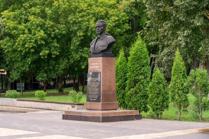 Бюст Виктора Талалихина в парке культуры и отдыха имени Виктора Талалихина в Подольске