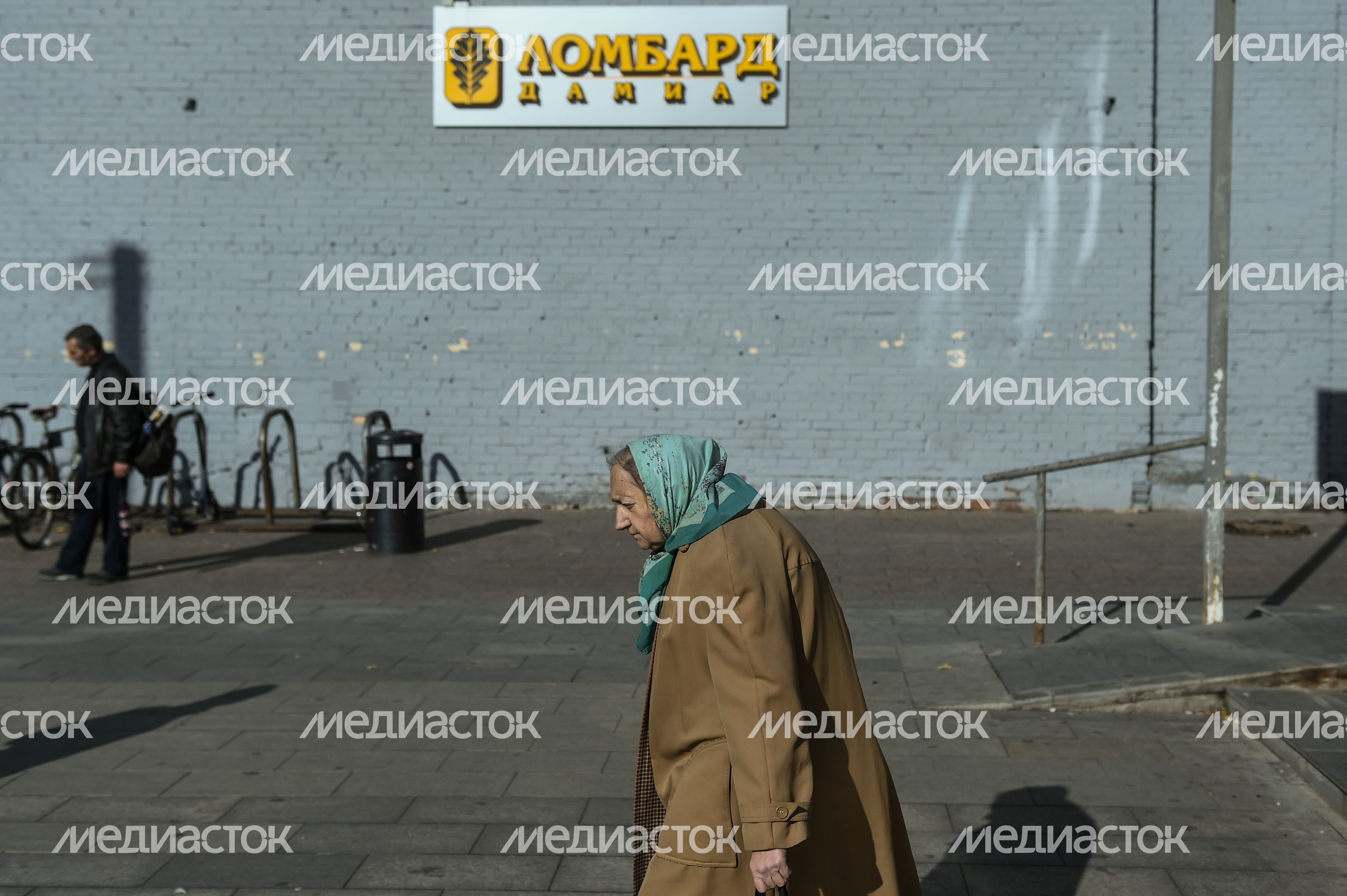 Пенсионеры на улицах Москвы