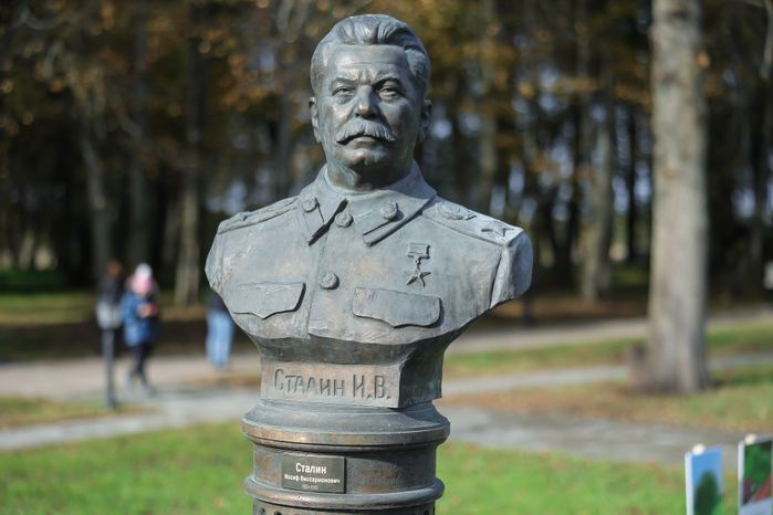 Бюст Сталина в Аллее правителей в усадьбе Татищева под Солнечногорском