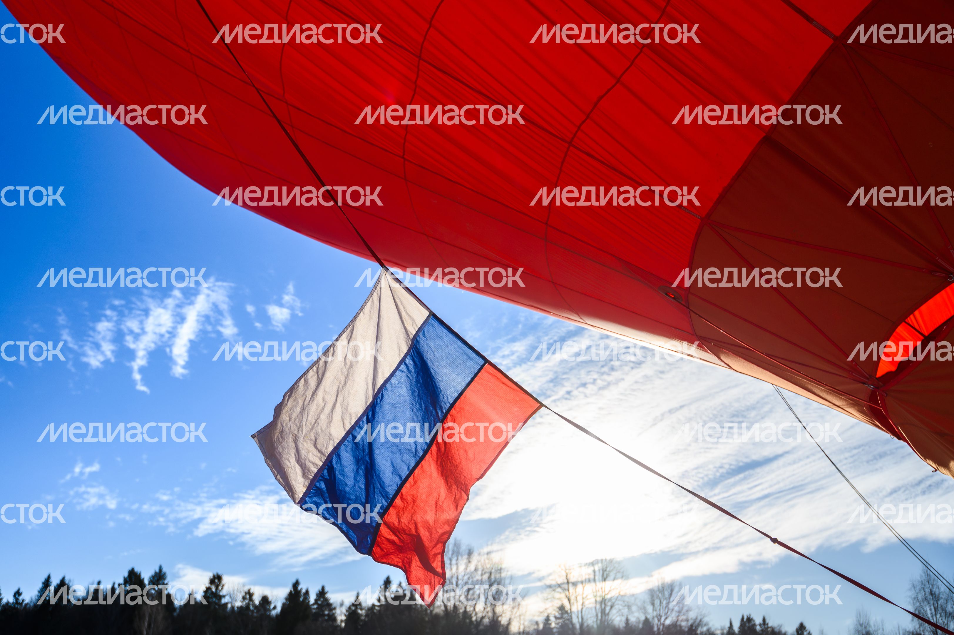 Воздушные шары в форме сердца в небе над Дмитровом Воздушные шары в форме сердца в небе над Дмитровом