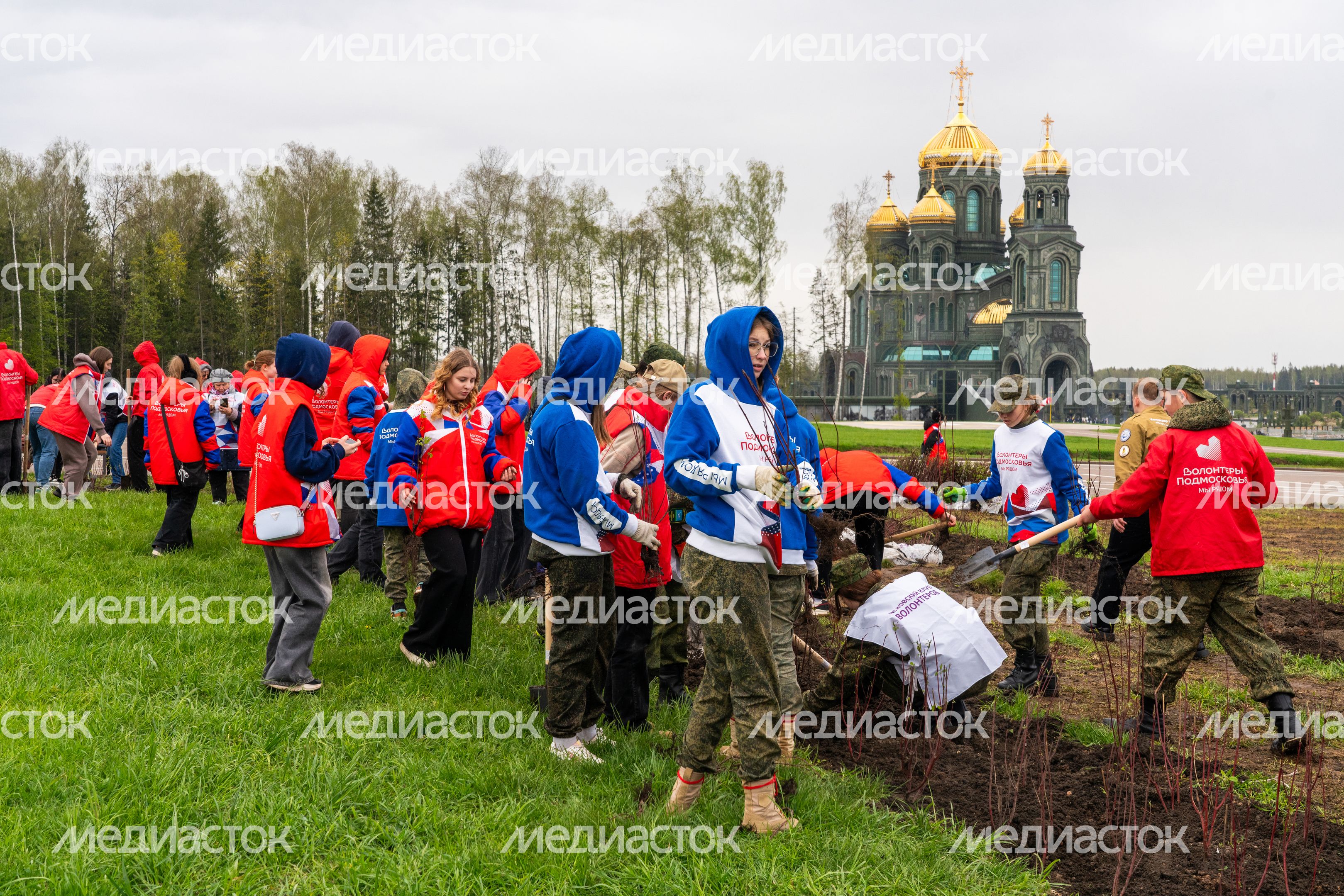 Торжественная высадка масштабного геоглифа к 80-летию Победы