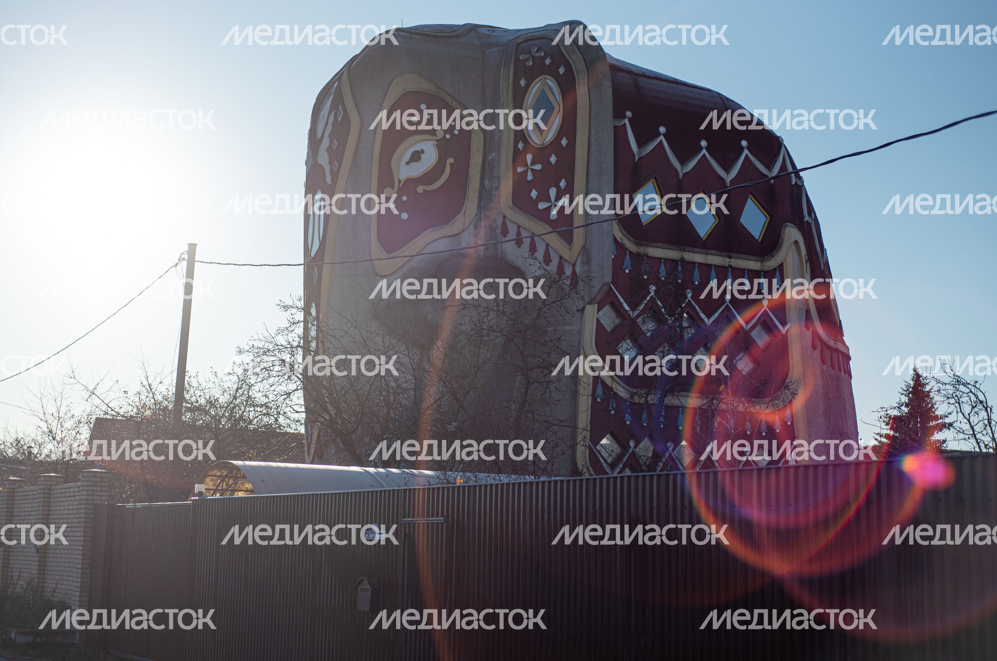 Дом-слон в Подмосковье осенью Дом-слон в Подмосковье осенью